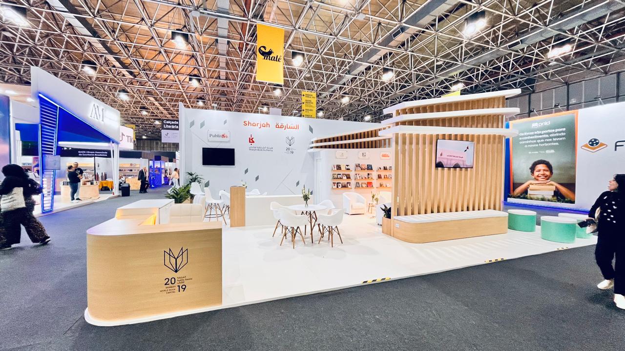 Cenografia para Feiras Stand Bienal do Livro Sharjah 2019 - cenografia em madeira com design elegante e iluminacao