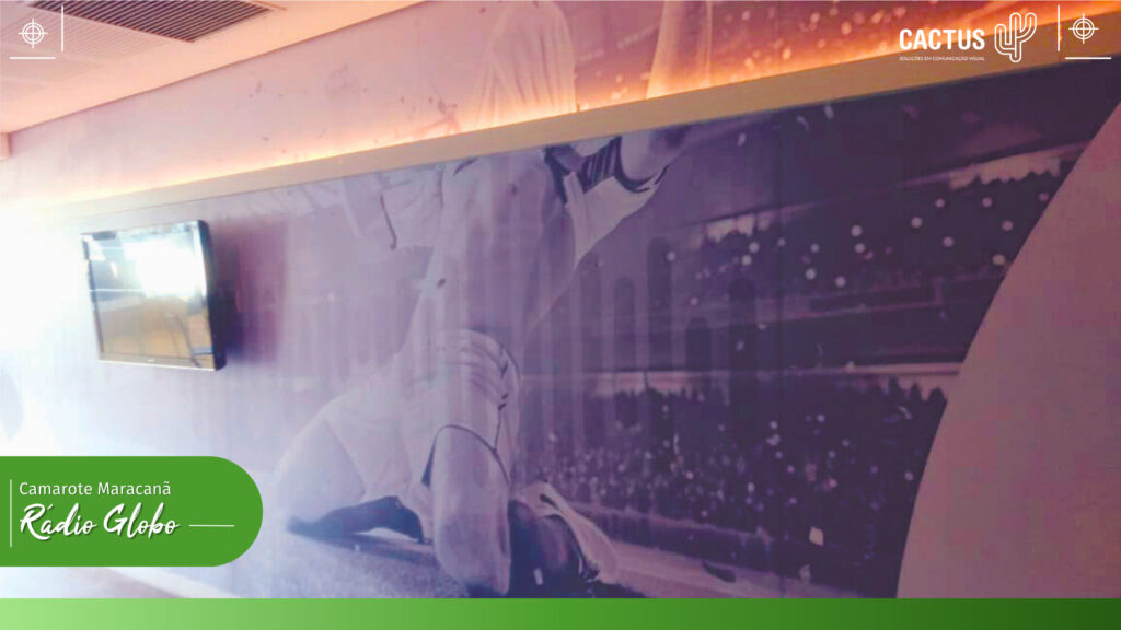 Decoração do camarote da radio globo no Maracanã com parede adesivada em uma imagem de um jogador comemorando gol e levantando a camisa