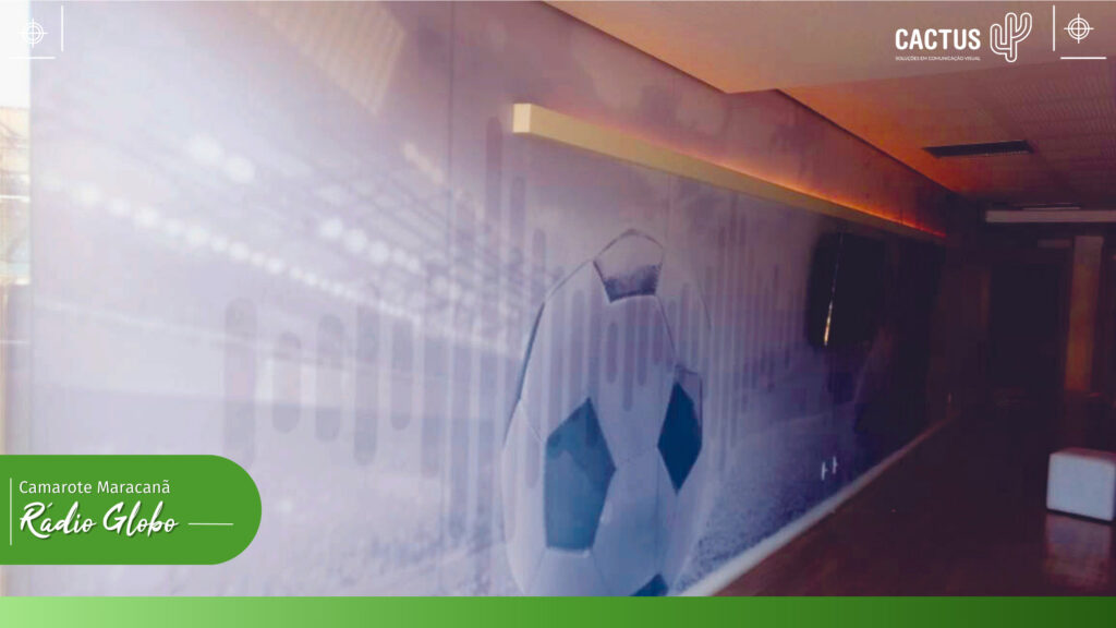 Decoração do camarote da radio globo no Maracanã com parede adesivada de uma bola em um estádio