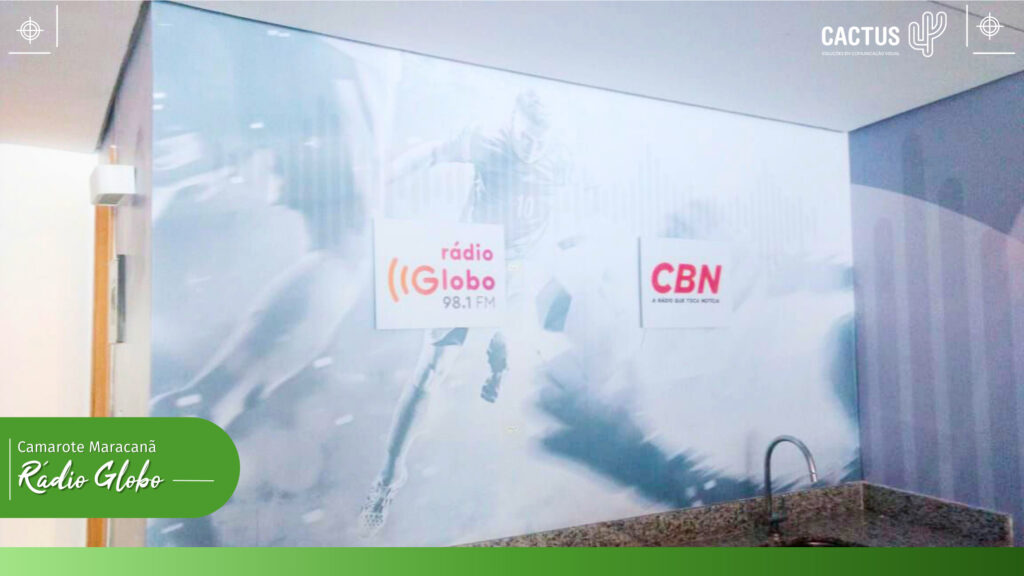 Parede da copa (cozinha) no camarote radio globo no maracanã adesivado com uma foto de um jogador e duas placas pequenas 'rádio globo' e 'CBN'