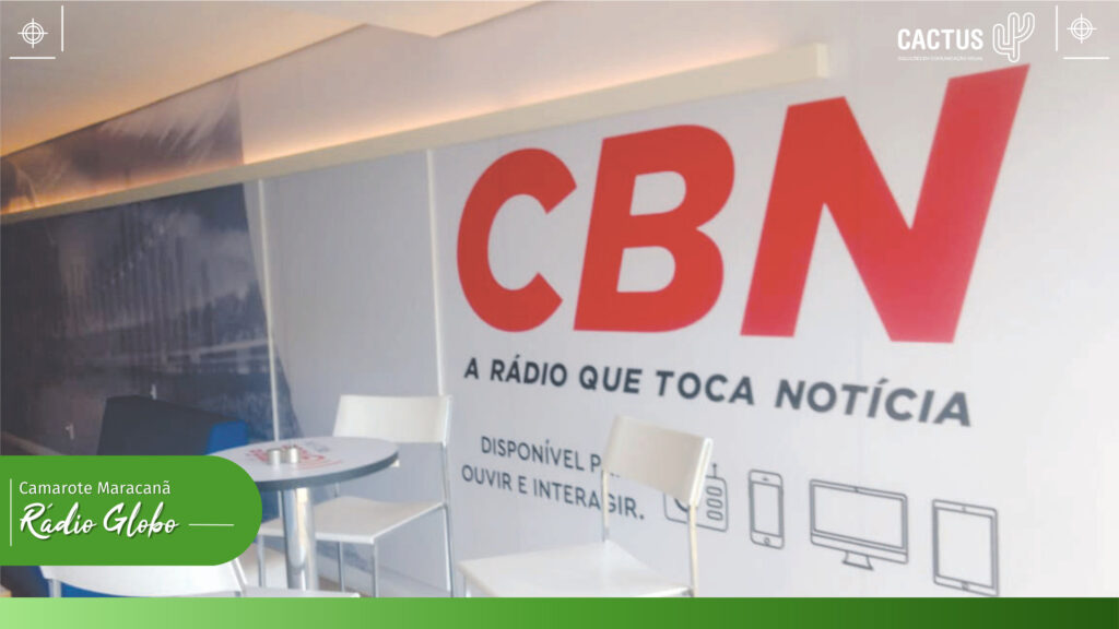 Decoração do camarote da radio globo no Maracanã com parede adesivada mostrando o slogan 'CBN a rádio que toca notícia'